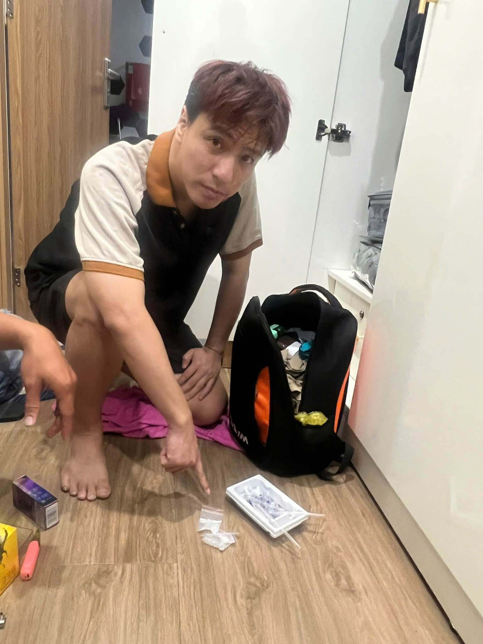 Ca sĩ Tăng Nhật Tuệ cùng tang vật bị Công an TP.HCM bắt quả tang.