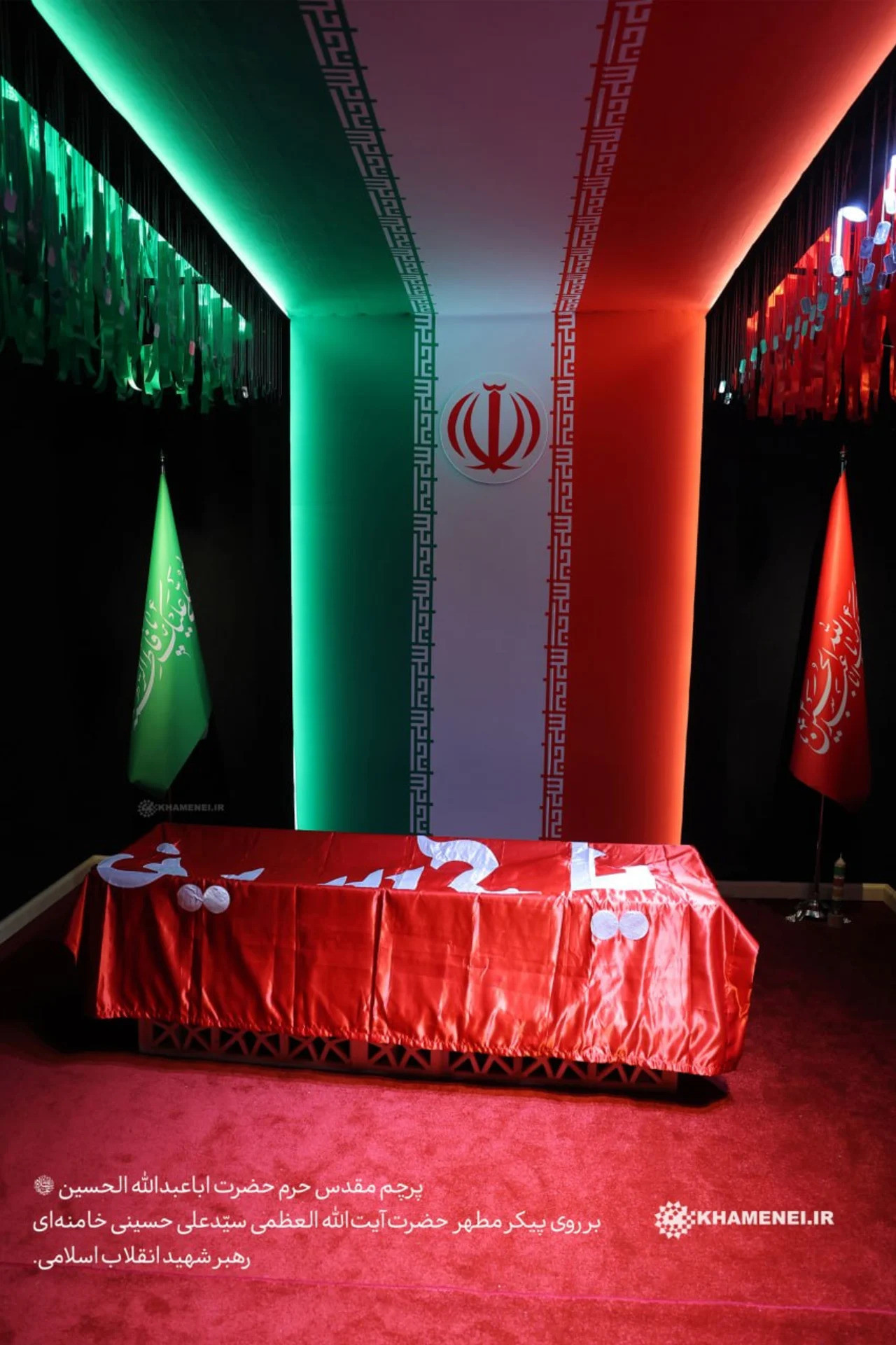 Chiếc quan tài chứa thi hài của cố Lãnh tụ Tối cao Iran Ali Khamenei. (Ảnh: X)