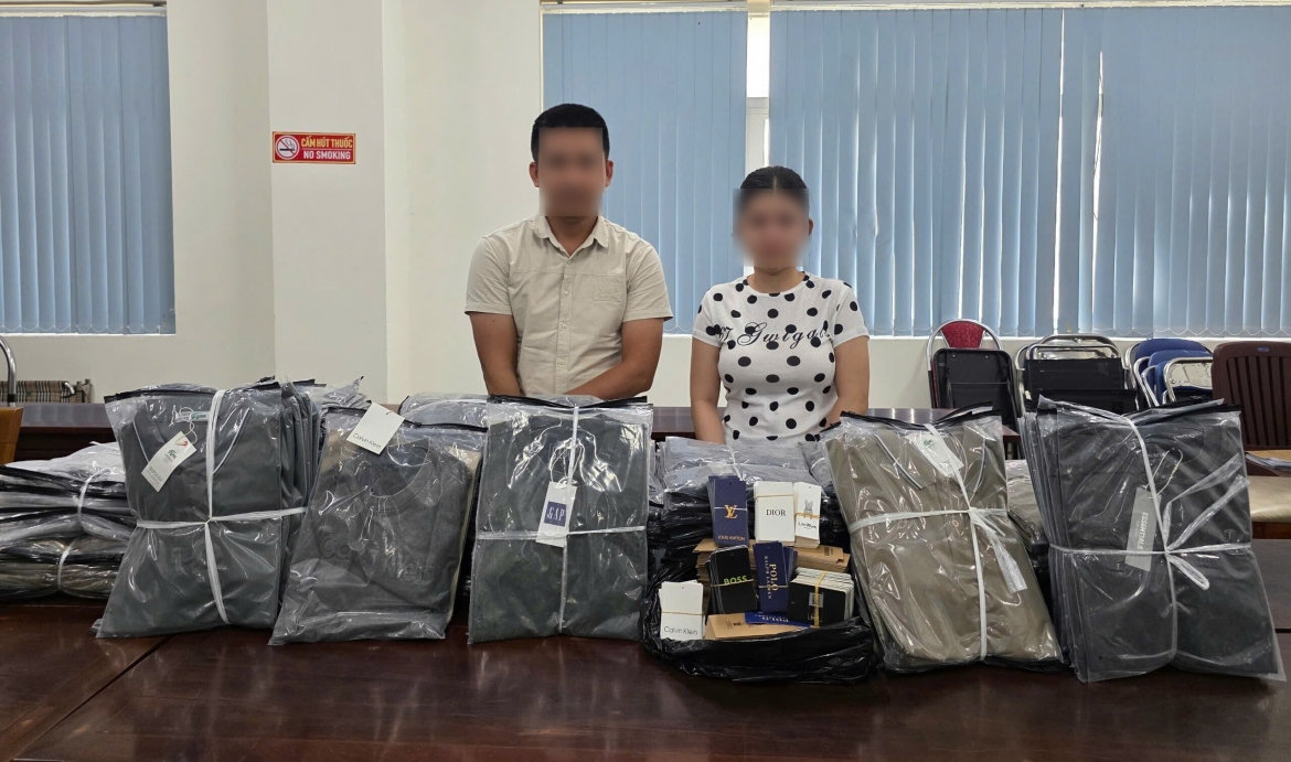 triệt phá đường dây sản xuất hơn 14.000 áo thun giả nhãn hiệu nổi tiếng hình ảnh 1 triet pha duong day san xuat hon 14.000 ao thun gia nhan hieu noi tieng hinh anh 1