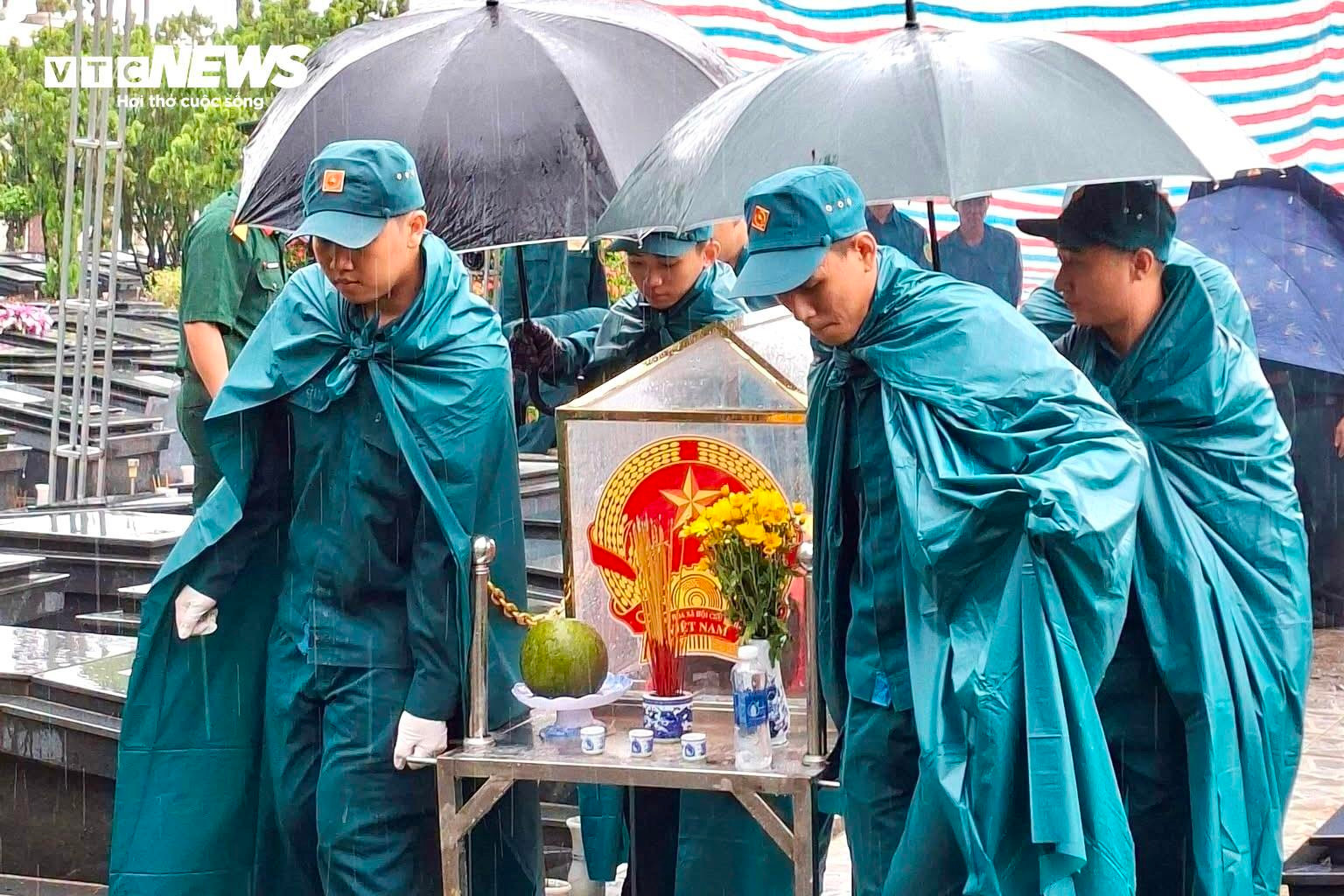 Những ngày không nghỉ ở nghĩa trang Trảng Bom để tìm lại tên cho các liệt sĩ - 6