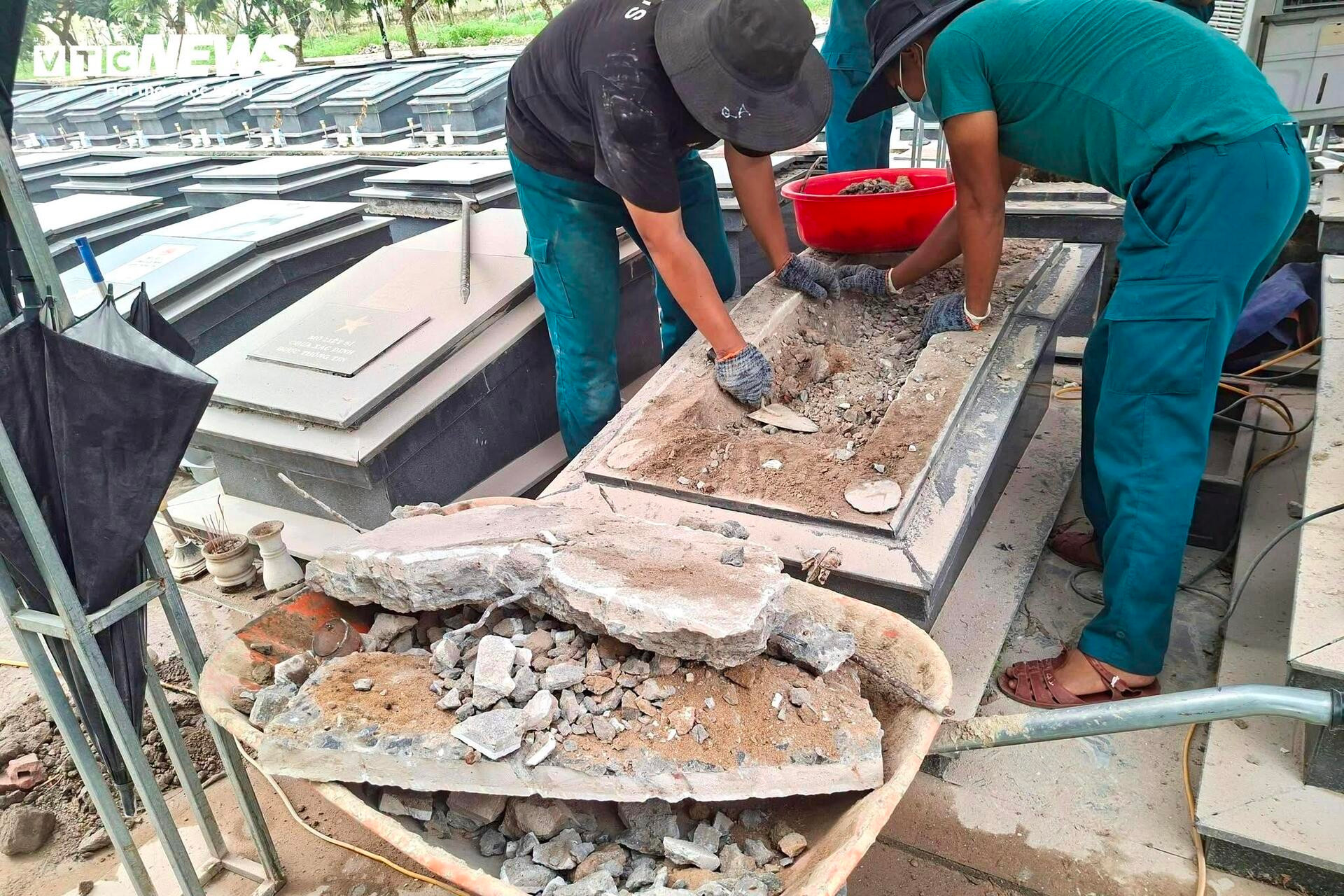 Những ngày không nghỉ ở nghĩa trang Trảng Bom để tìm lại tên cho các liệt sĩ - 5