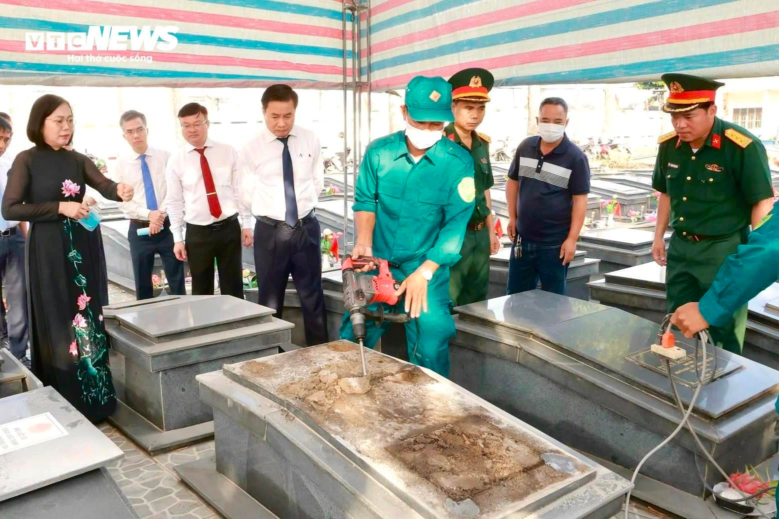 Những ngày không nghỉ ở nghĩa trang Trảng Bom để tìm lại tên cho các liệt sĩ - 3