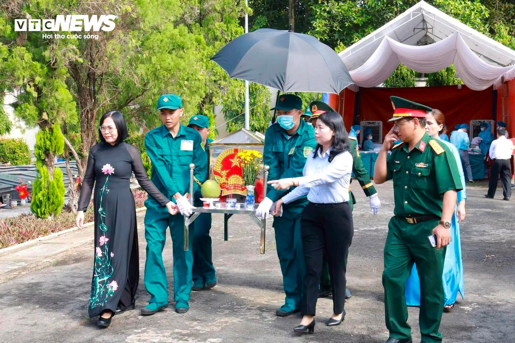 Những ngày không nghỉ ở nghĩa trang Trảng Bom để tìm lại tên cho các liệt sĩ - 9