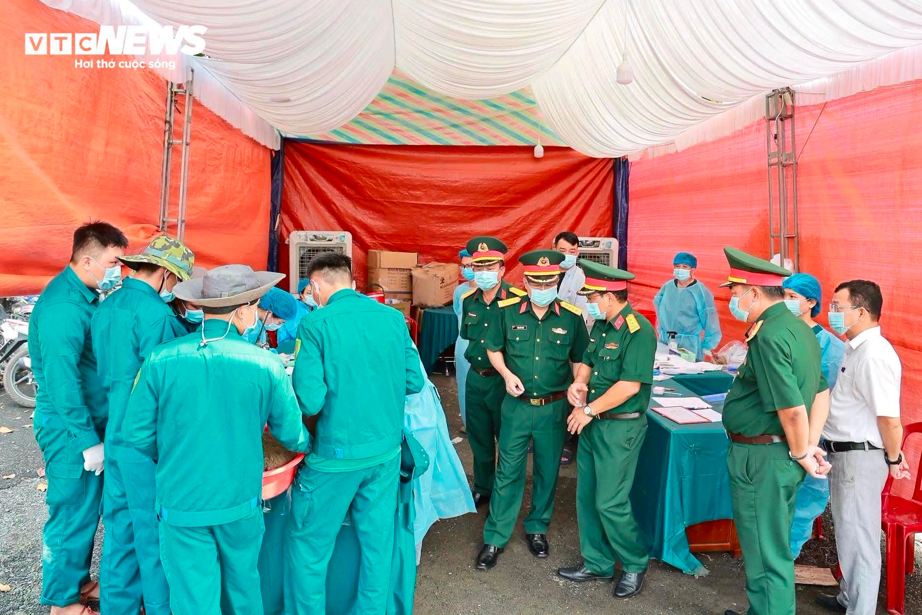 Những ngày không nghỉ ở nghĩa trang Trảng Bom để tìm lại tên cho các liệt sĩ - 8
