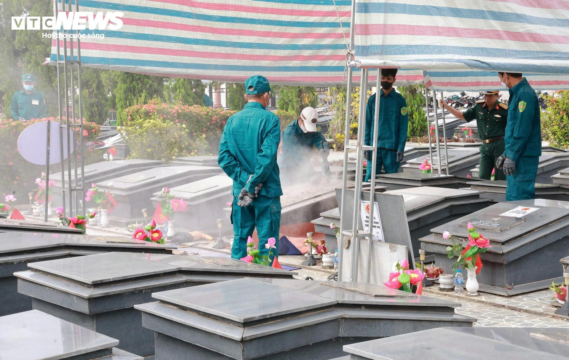 Những ngày không nghỉ ở nghĩa trang Trảng Bom để tìm lại tên cho các liệt sĩ - 12