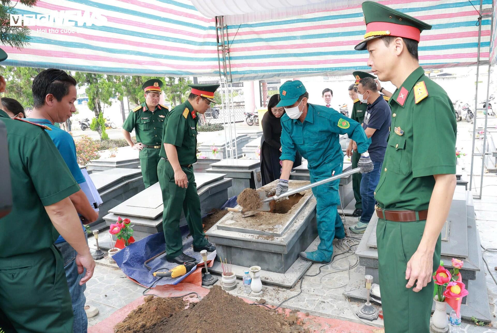 Những ngày không nghỉ ở nghĩa trang Trảng Bom để tìm lại tên cho các liệt sĩ - 4