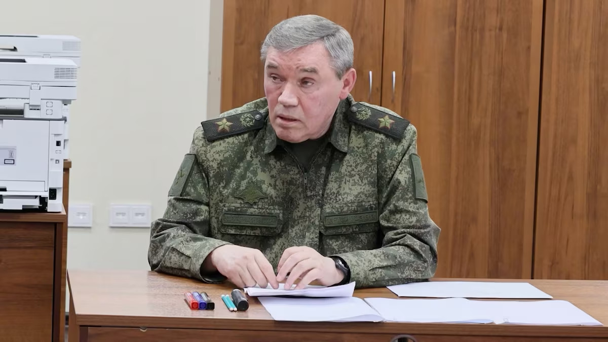 Tổng Tham mưu trưởng Lực lượng Vũ trang Nga Valery Gerasimov báo cáo với Tổng thống Nga Vladimir Putin trong chuyến thăm trung tâm chỉ huy quân đội. (Ảnh: Reuters)