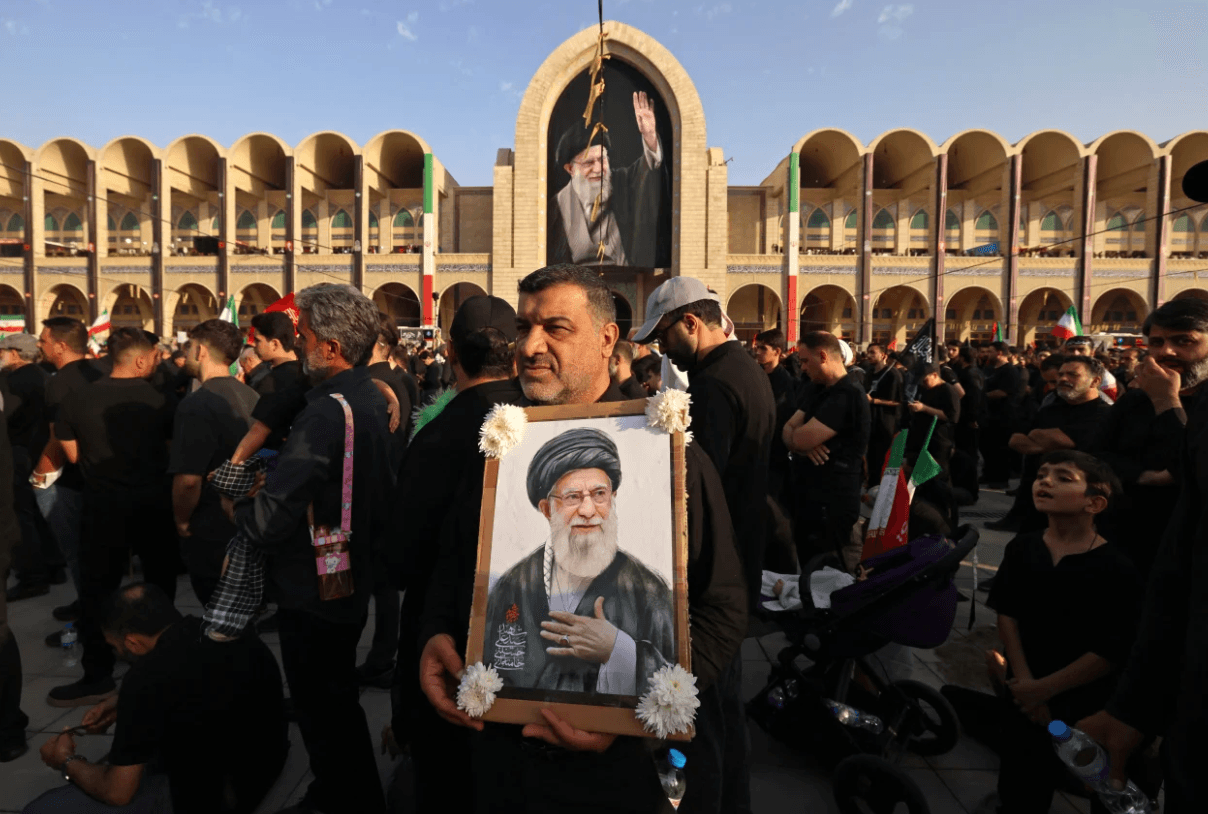 Người dân Iran bày tỏ lòng kính trọng cuối cùng đối với ông Khamenei. (Ảnh: Getty)