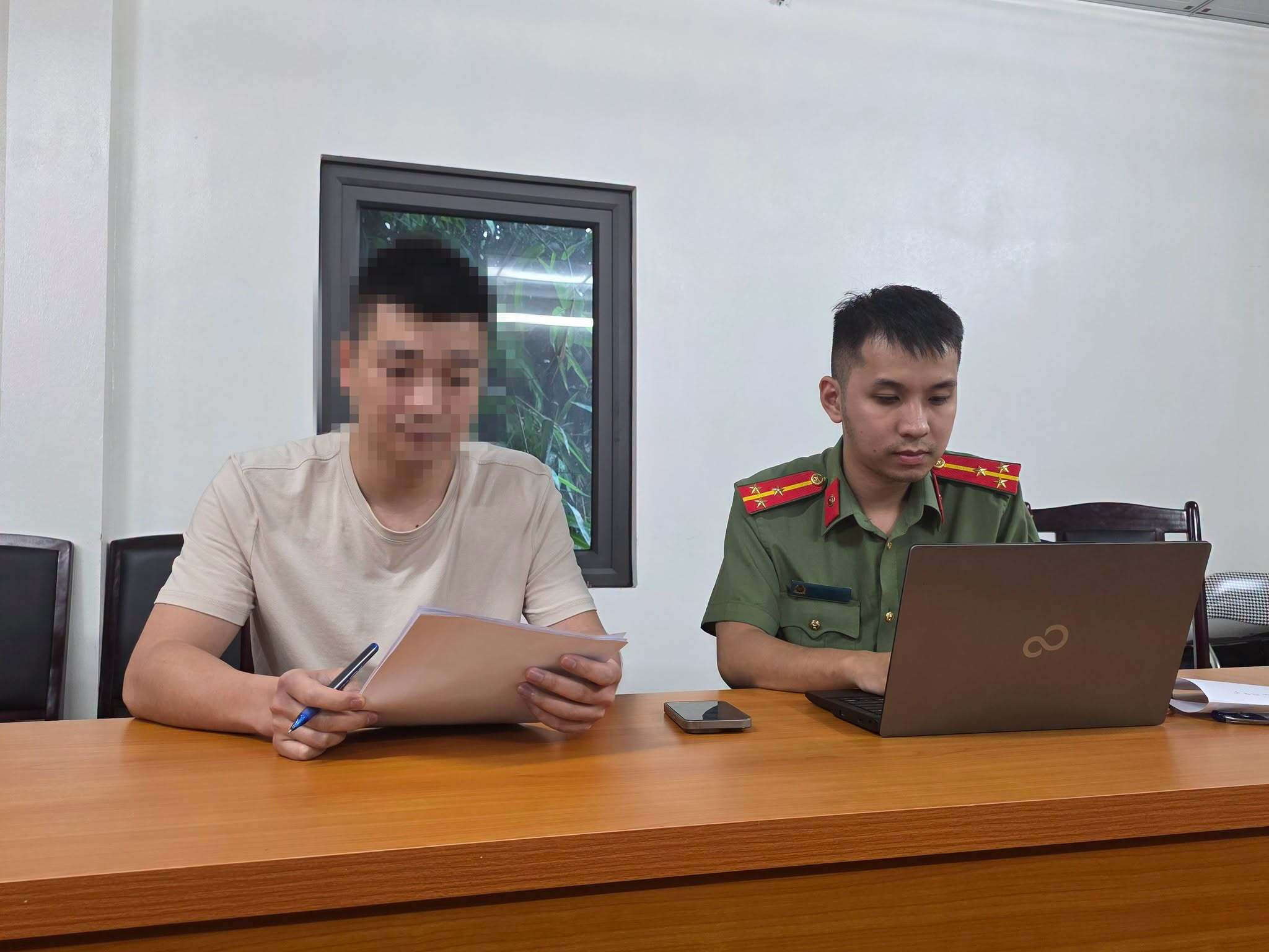 Công an tỉnh Thái Nguyên làm việc với V.V.C. (Ảnh: Công an Thái Nguyên)