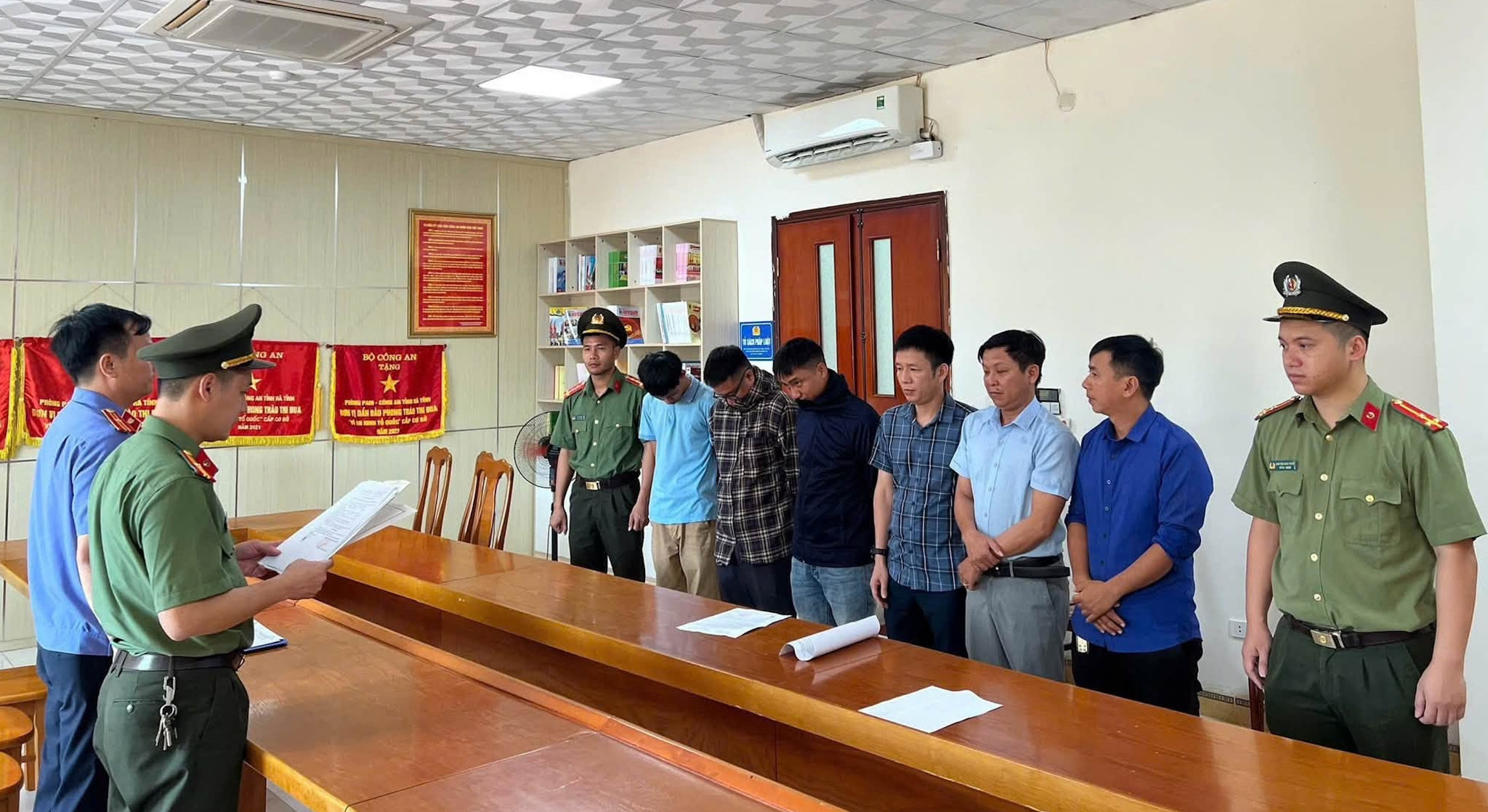 Cán bộ Cơ quan An ninh điều tra phối hợp với Viện Kiểm sát thi hành quyết định khởi tố đối với các bị can. (Ảnh: Công an Hà Tĩnh)