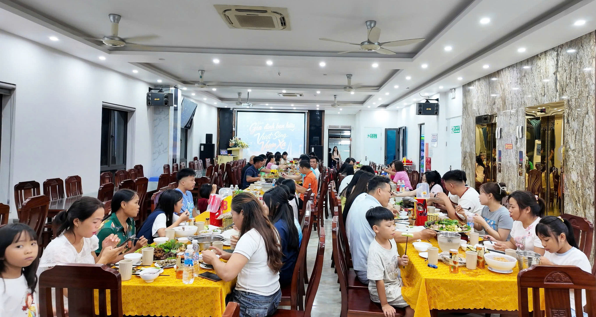 50 du khách được khách sạn mời cơm trong ngày kẹt lại đảo Cô Tô do bão số 1.