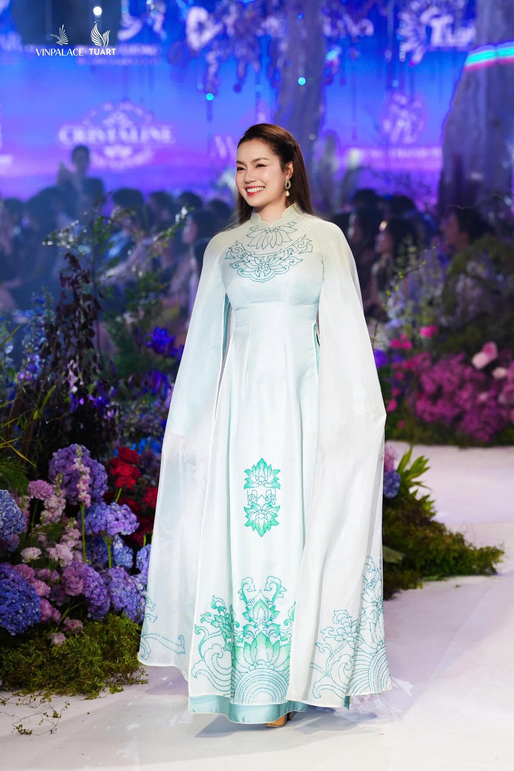 Ca sĩ Ngọc Anh diện áo dài, sải bước trên sàn catwalk.