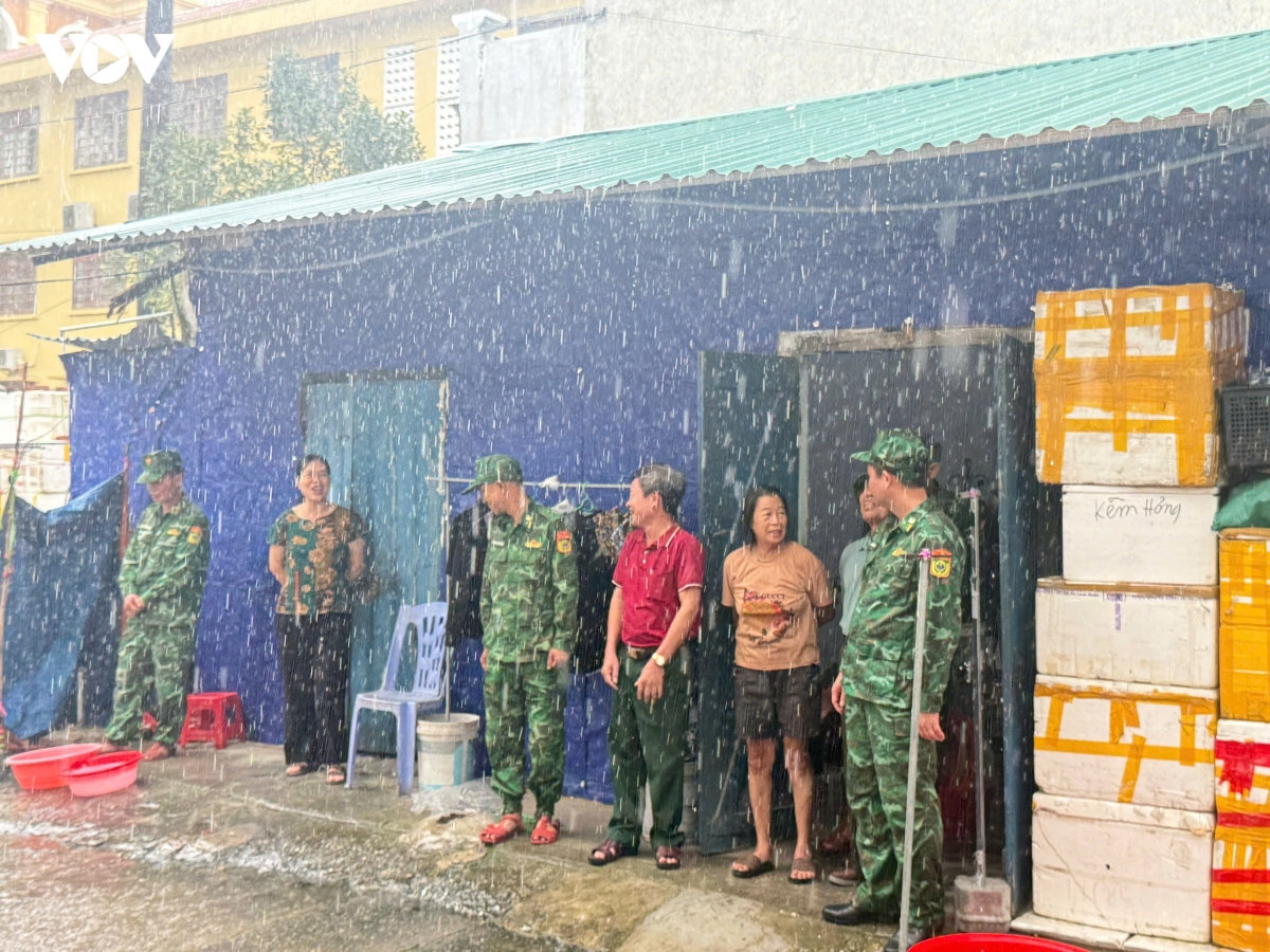 quang ninh cay do, tau troi dat va nha toc mai o nhieu noi do bao so 1 hinh anh 14