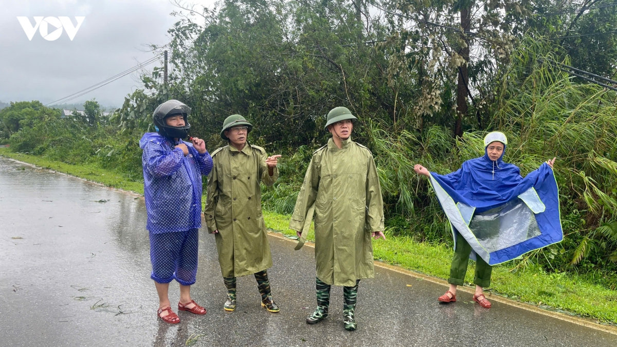 quang ninh cay do, tau troi dat va nha toc mai o nhieu noi do bao so 1 hinh anh 12