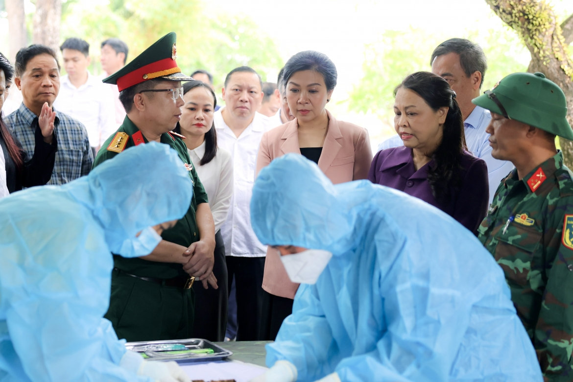lanh dao van phong t.U Dang tri an cac gia dinh liet si, thuong binh tai quang tri hinh anh 3