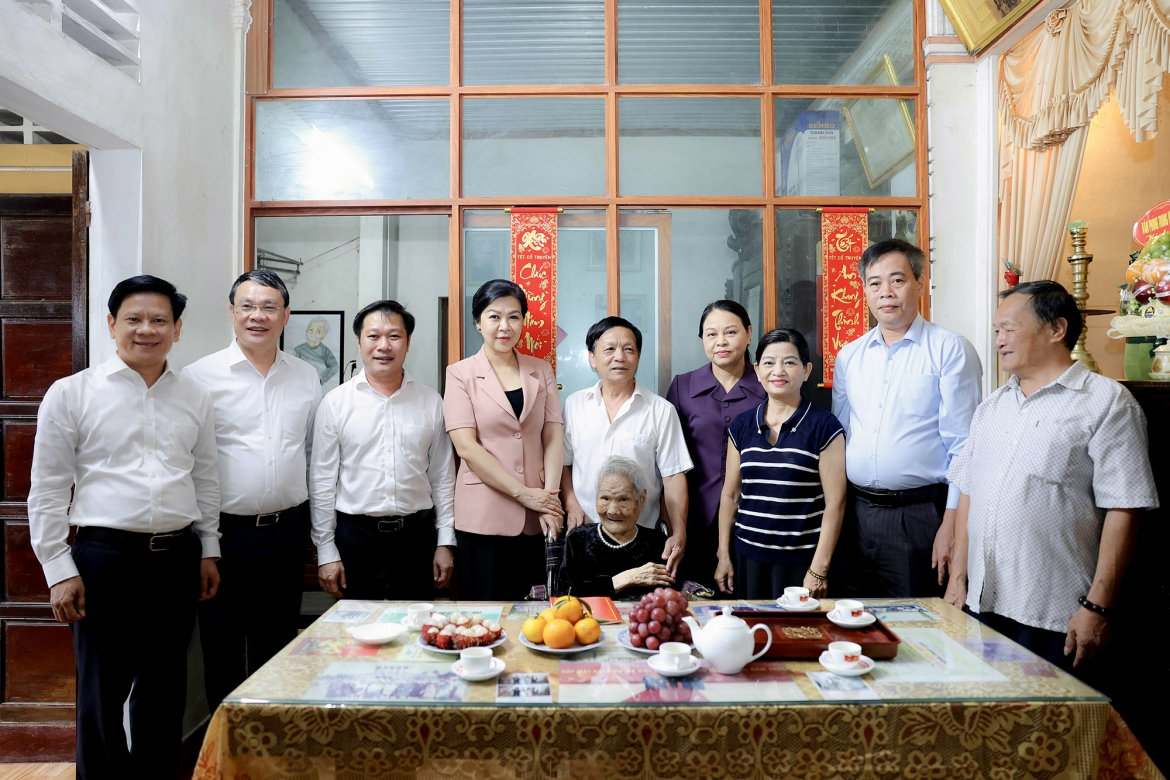 lanh dao van phong t.U Dang tri an cac gia dinh liet si, thuong binh tai quang tri hinh anh 2