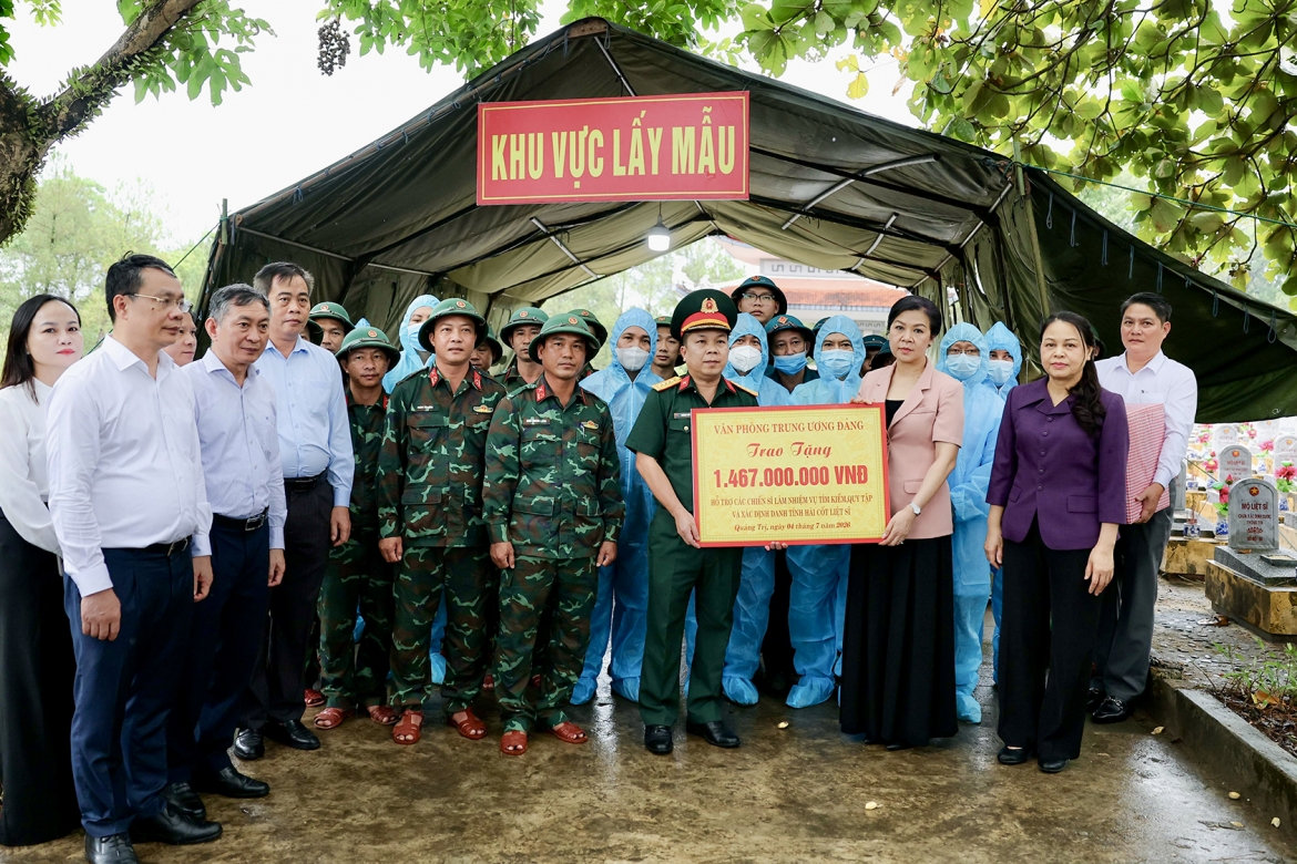 lanh dao van phong t.U Dang tri an cac gia dinh liet si, thuong binh tai quang tri hinh anh 4