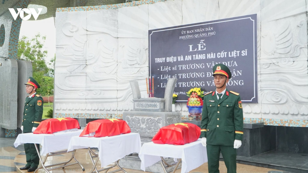 3 cha con cung la liet si duoc an tang tai nghia trang liet si Da nang hinh anh 1