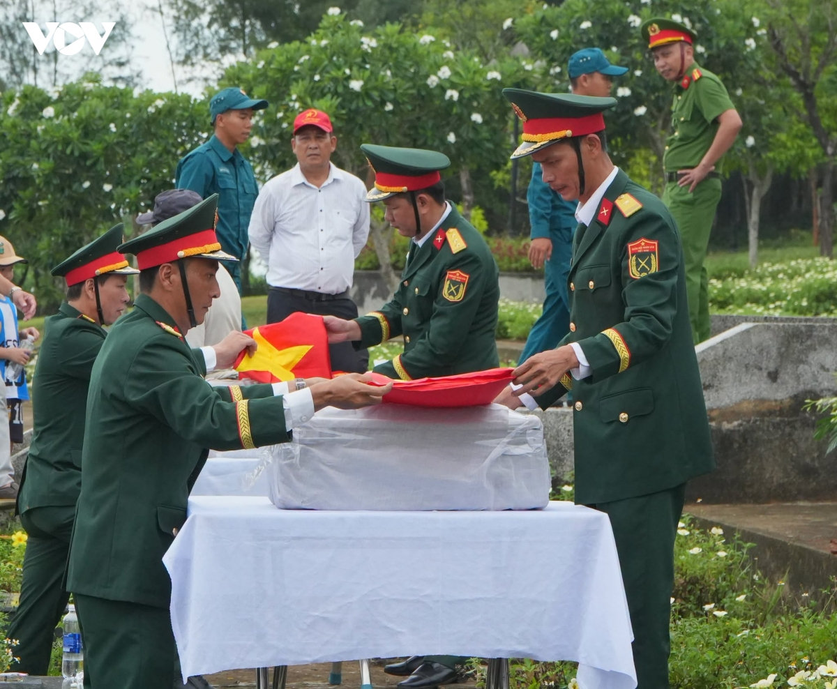 3 cha con cung la liet si duoc an tang tai nghia trang liet si Da nang hinh anh 2