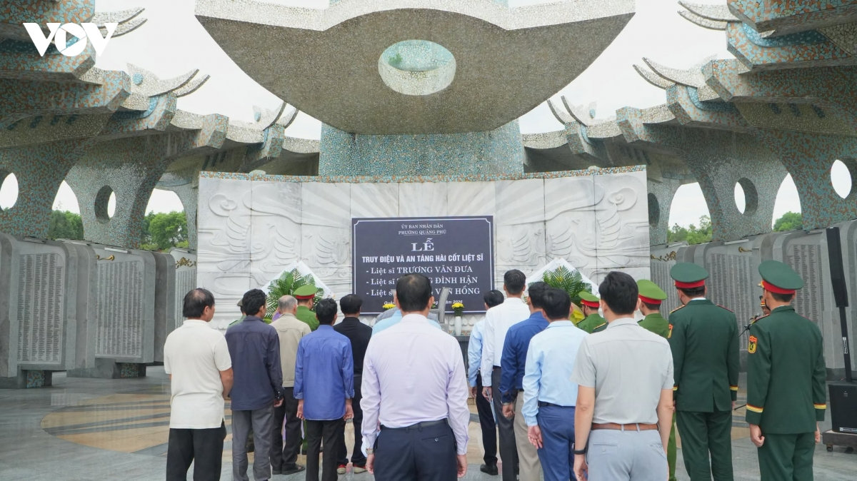 3 cha con cung la liet si duoc an tang tai nghia trang liet si Da nang hinh anh 3