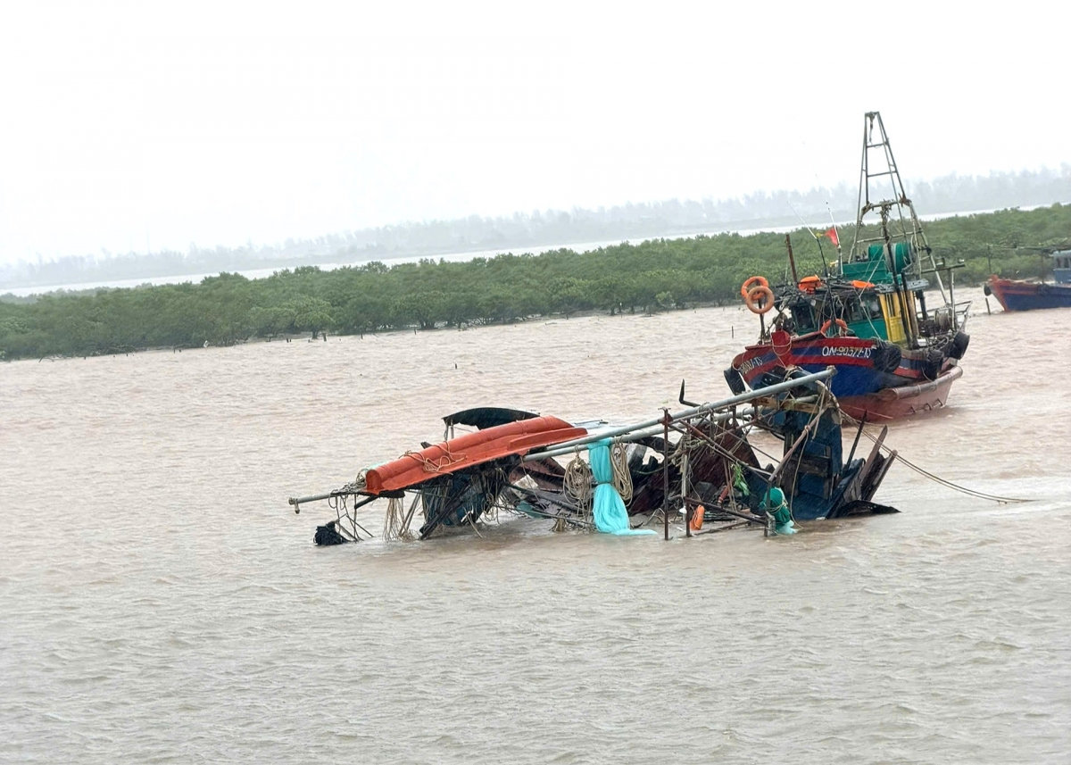 quang ninh cay do, tau troi dat va nha toc mai o nhieu noi do bao so 1 hinh anh 2