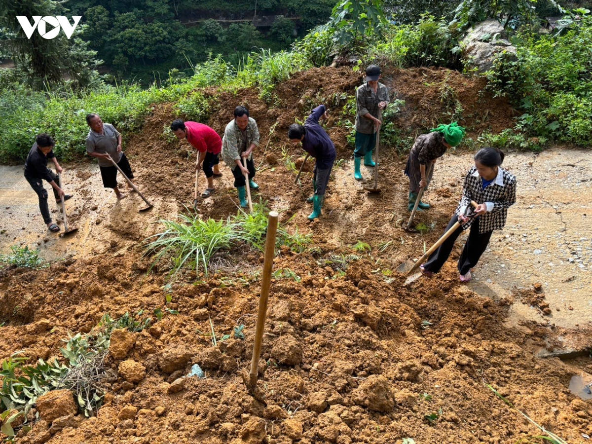 mua dong lam dat da tran vao nha dan va nhieu tuyen duong o lao cai hinh anh 2