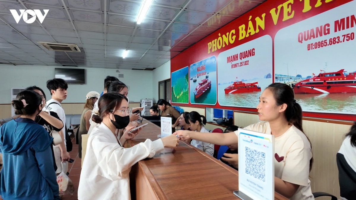 Dac khu co to dua hon 1.700 du khach ve dat lien an toan sau bao so 1 hinh anh 4