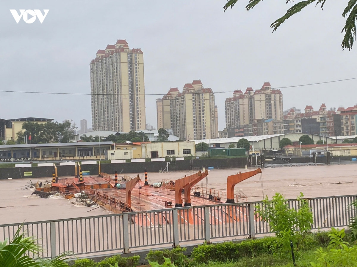 quang ninh cay do, tau troi dat va nha toc mai o nhieu noi do bao so 1 hinh anh 7