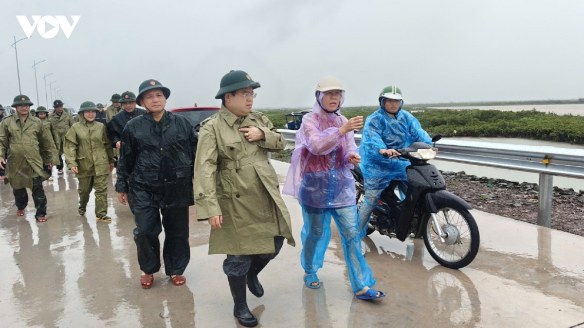 quang ninh cay do, tau troi dat va nha toc mai o nhieu noi do bao so 1 hinh anh 1