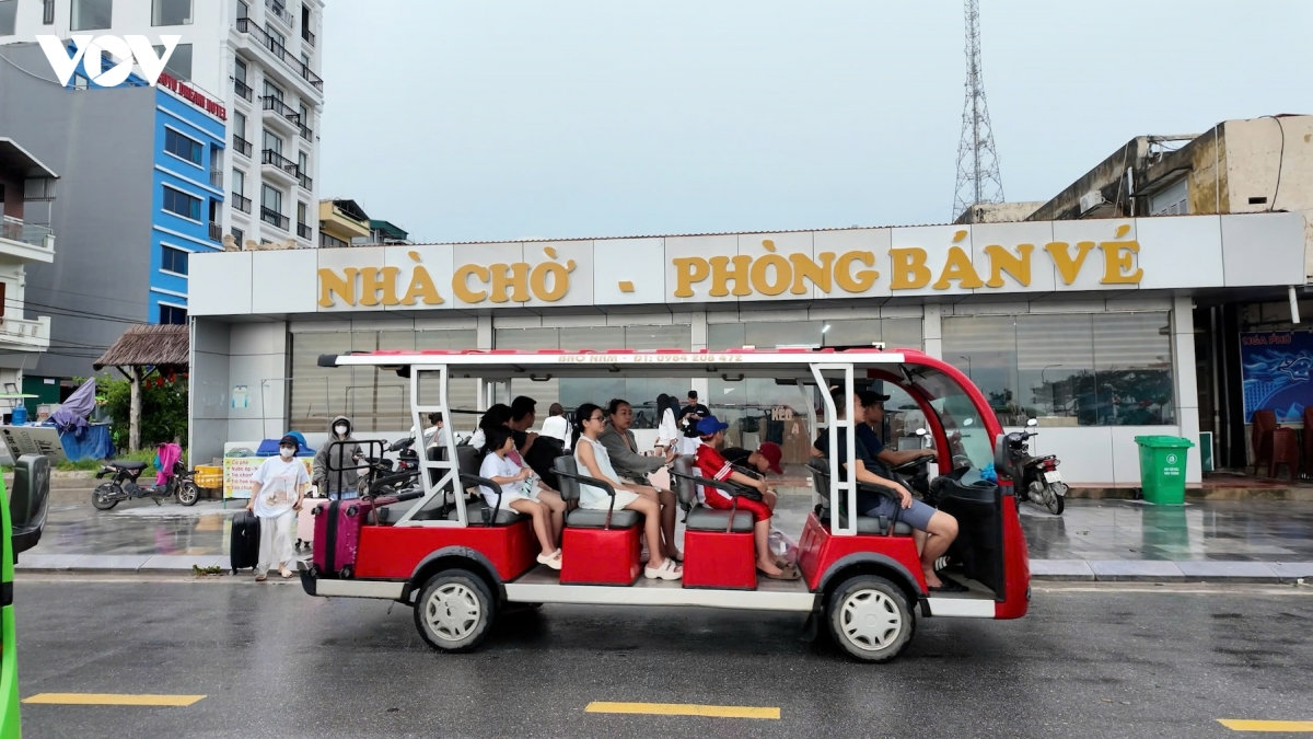 Dac khu co to dua hon 1.700 du khach ve dat lien an toan sau bao so 1 hinh anh 5