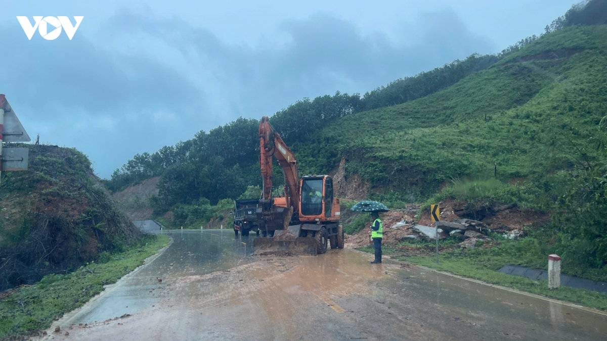 quang ninh cay do, tau troi dat va nha toc mai o nhieu noi do bao so 1 hinh anh 9