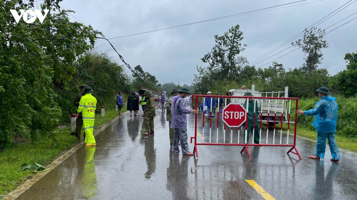 quang ninh cay do, tau troi dat va nha toc mai o nhieu noi do bao so 1 hinh anh 13