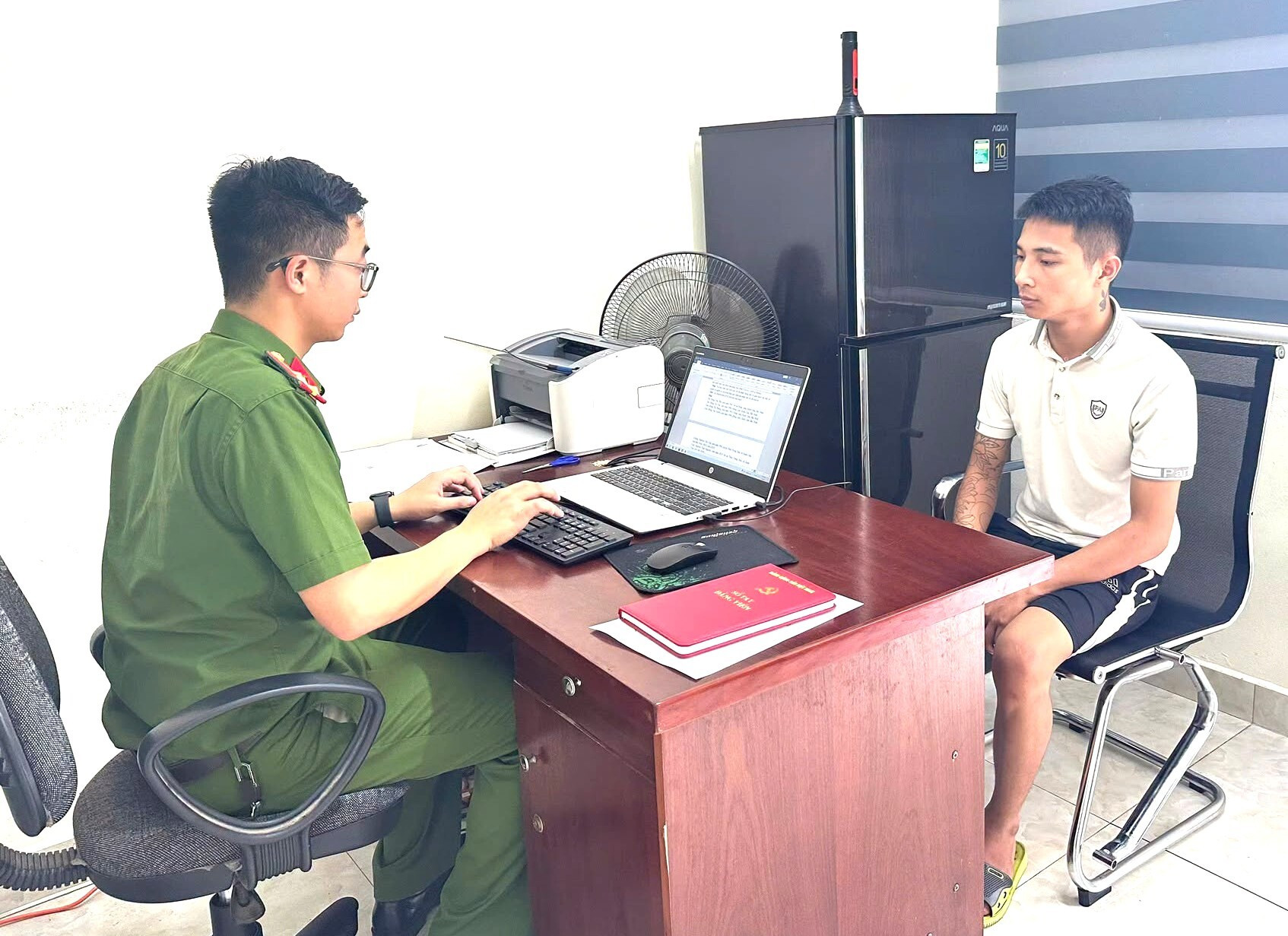 Công an xã Xuân Cẩm, tỉnh Bắc Ninh làm việc với Nguyễn Duy Khánh. (Ảnh: Công an xã Xuân Cẩm).