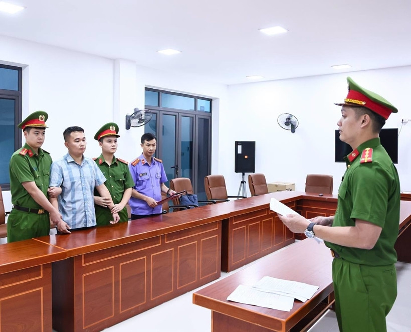 Cơ quan chức năng tỉnh Tuyên Quang thi hành Lệnh giữ người trong trường hợp khẩn cấp đối với Nguyễn Hà Duy. (Ảnh: CATQ)