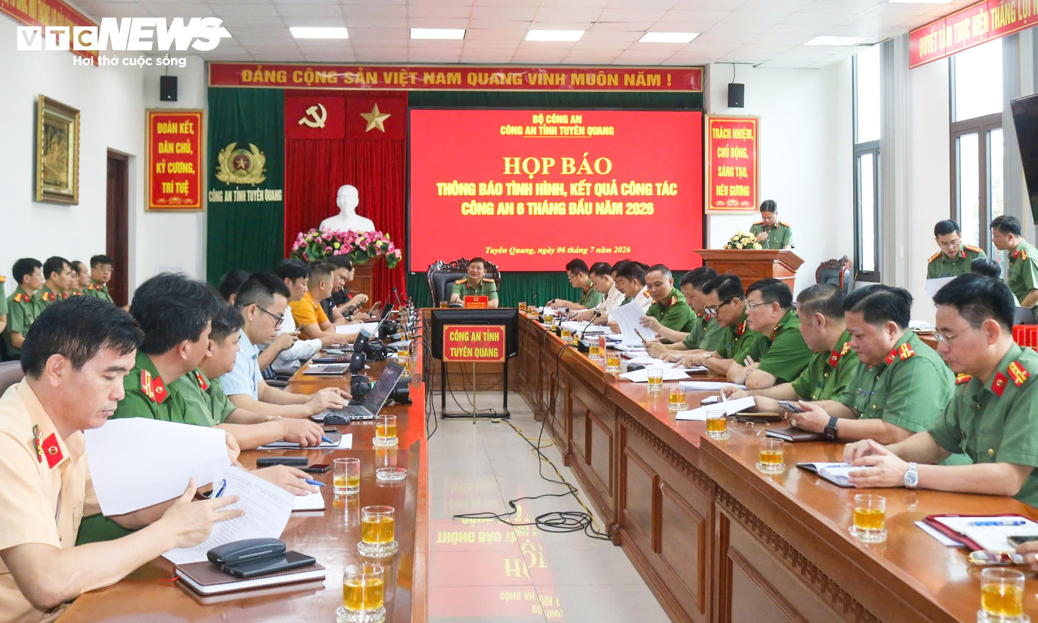 Quang cảnh buổi họp báo. (Ảnh: X.M.)
