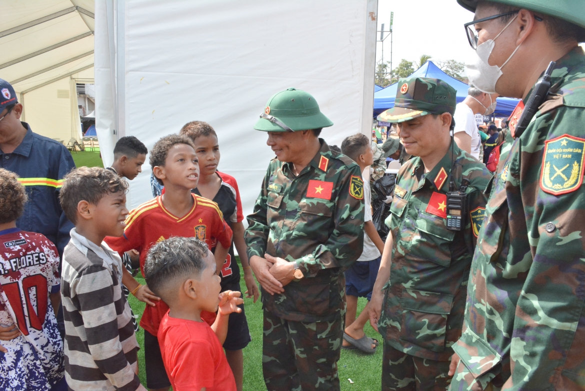 Doan cuu tro viet nam tang qua cho nguoi dan venezuela hinh anh 2