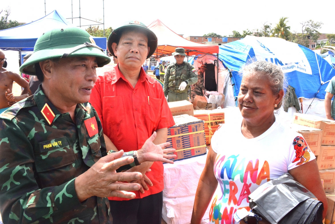 Doan cuu tro viet nam tang qua cho nguoi dan venezuela hinh anh 1