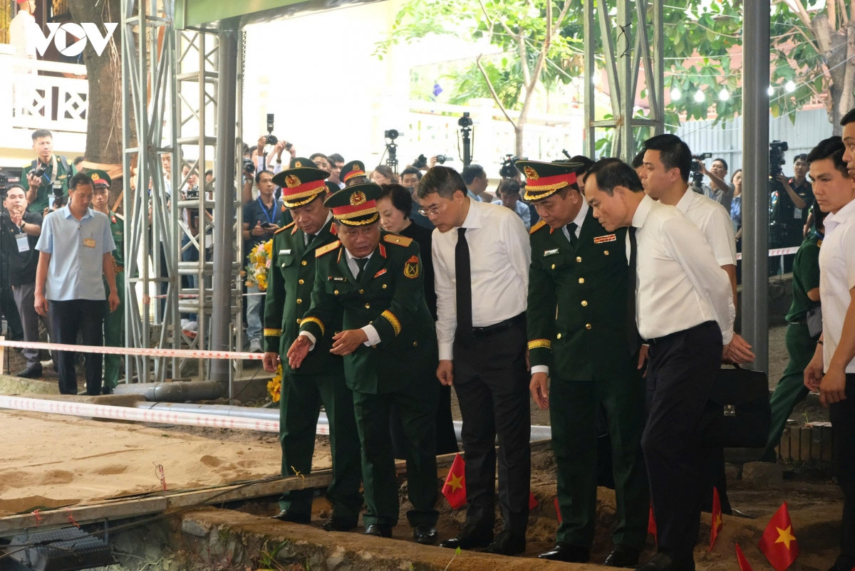 thu tuong bang moi gia dua cac liet si tro ve voi gia dinh, que huong hinh anh 10