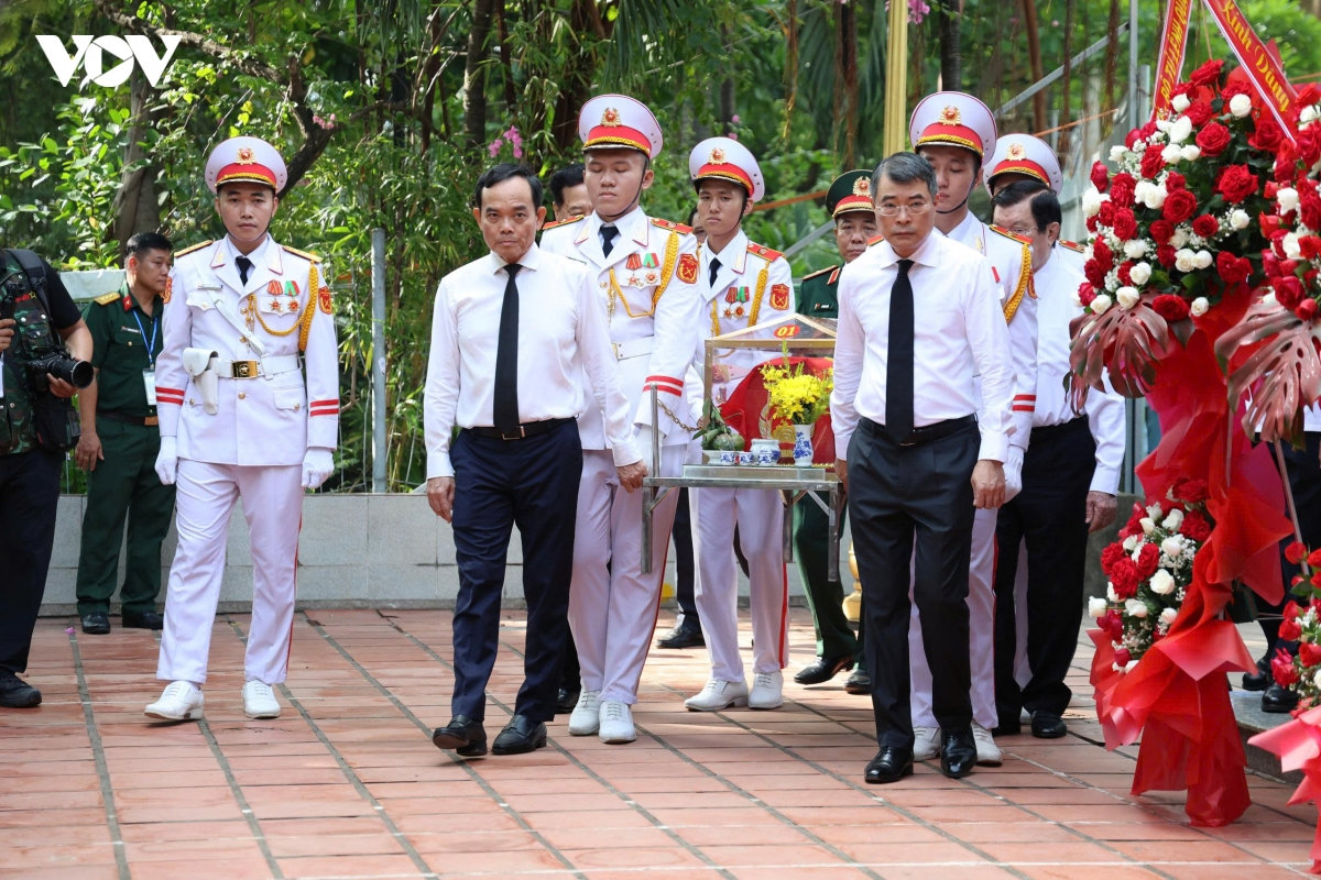 thu tuong bang moi gia dua cac liet si tro ve voi gia dinh, que huong hinh anh 11