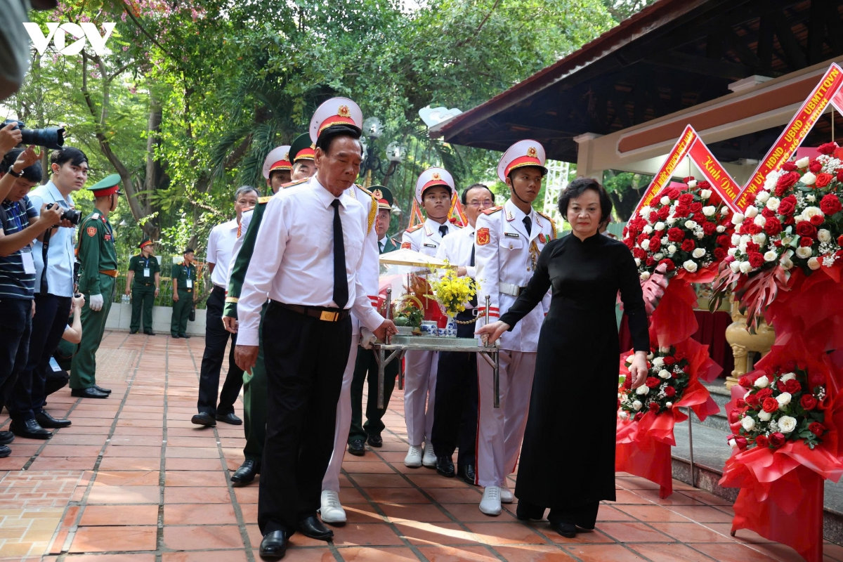 thu tuong bang moi gia dua cac liet si tro ve voi gia dinh, que huong hinh anh 12