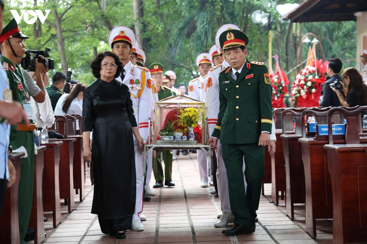 thu tuong bang moi gia dua cac liet si tro ve voi gia dinh, que huong hinh anh 13