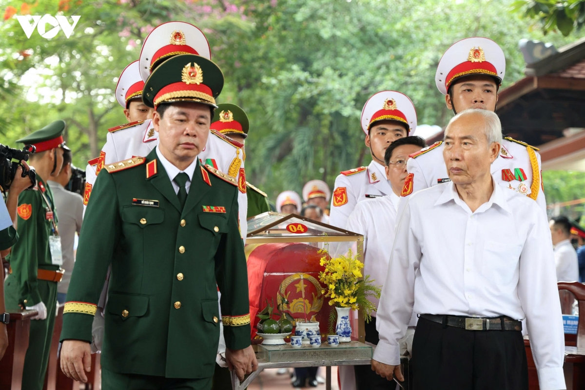 thu tuong bang moi gia dua cac liet si tro ve voi gia dinh, que huong hinh anh 14