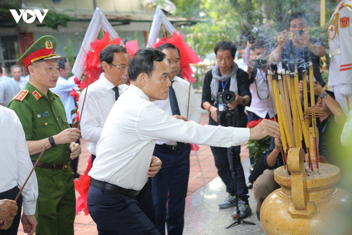 thu tuong bang moi gia dua cac liet si tro ve voi gia dinh, que huong hinh anh 3