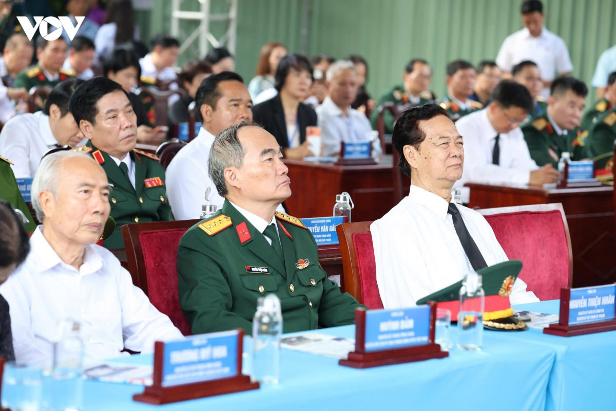 thu tuong bang moi gia dua cac liet si tro ve voi gia dinh, que huong hinh anh 4
