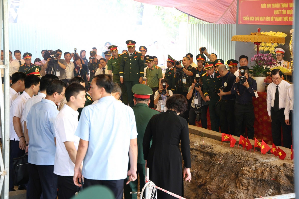 thu tuong bang moi gia dua cac liet si tro ve voi gia dinh, que huong hinh anh 8