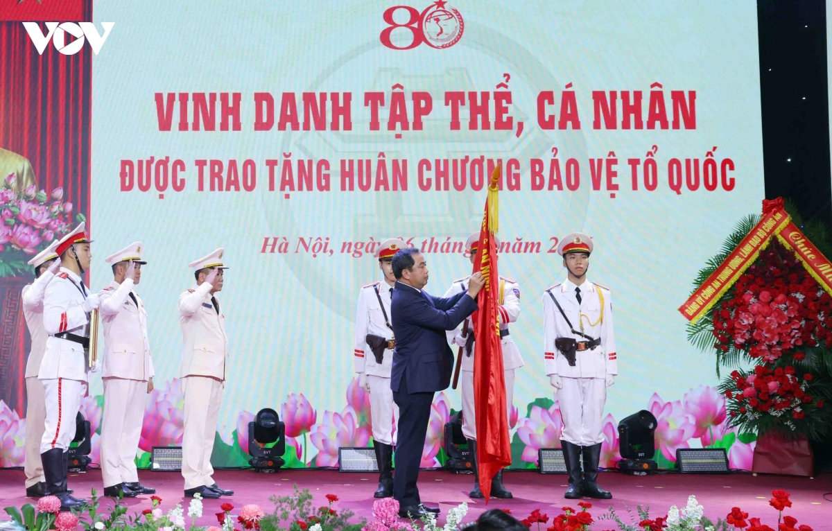 công an tp hà nội vinh dự đón nhận huân chương bảo vệ tổ quốc hạng nhất hình ảnh 1 cong an tp ha noi vinh du don nhan huan chuong bao ve to quoc hang nhat hinh anh 1