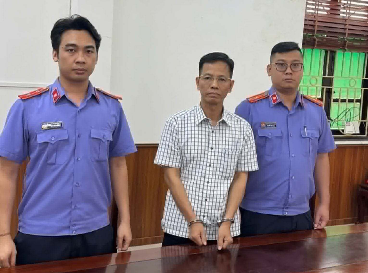 Nguyễn Đăng Phong, nguyên Thẩm phán TAND TP Hà Nội (ở giữa) bị khởi tố, bắt tạm giam.