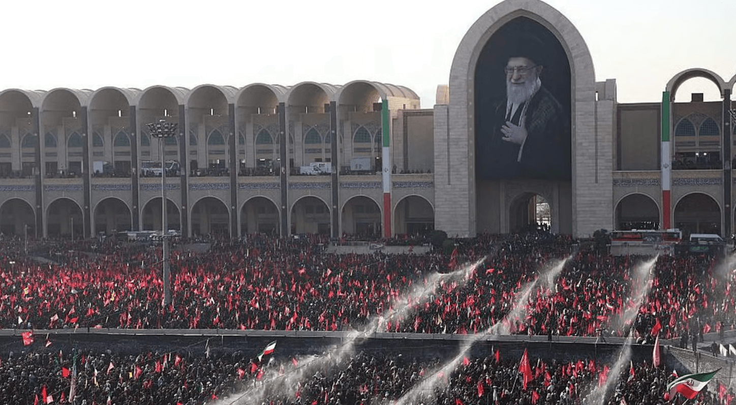 Hàng nghìn người đổ ra đường để tiễn biệt cố Lãnh tụ Tối cao Ali Khamenei lần cuối. (Ảnh: Getty)