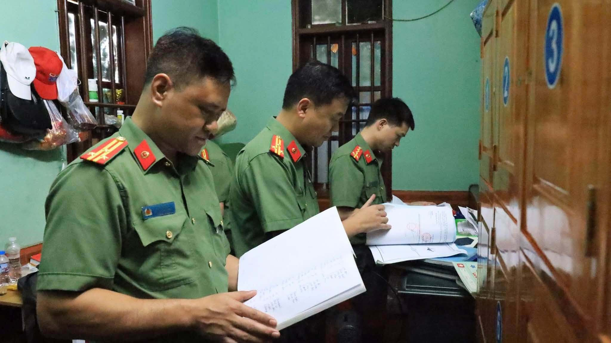 Lực lượng chức năng kiểm tra hồ sơ tại Ban quản lý di tích đền Công đồng Bắc Lệ. (Ảnh: Công an Lạng Sơn).