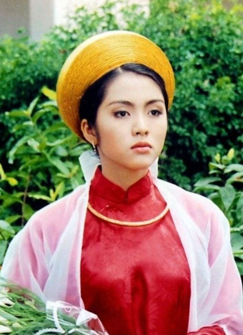 Sau “Dốc tình”, Tăng Thanh Hà được chọn vào vai Mộng Cầm trong bộ phim “Hàn Mặc Tử” (2004). Dù chỉ là vai phụ, không cần thoại nhiều, người đẹp vẫn thu hút với vẻ đẹp mong manh, u buồn.